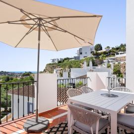Stylish PH with Private Rooftop & Sea Views RDR563