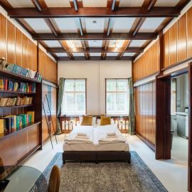 Homely Berlin - Library Style , Wooden Walls , Spacious , Friedrichshain