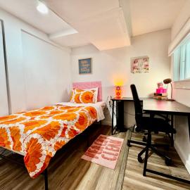 Private Room on the 1st Floor with Shared Bathroom near Airport and Downtown Seattte