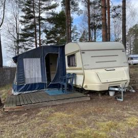Kalustettu asuntovaunu