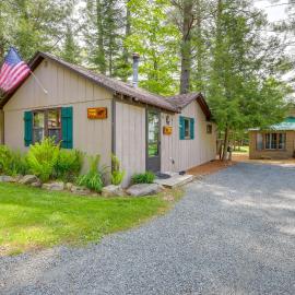 Lake Pleasant Cabin on 3 Acres w/ Private Beach!, hotell i Lake Pleasant