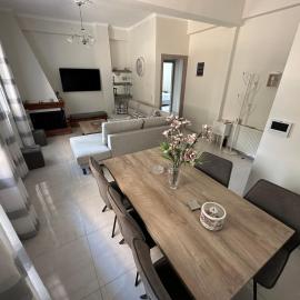 Feel Like Home, hotel din Aigio