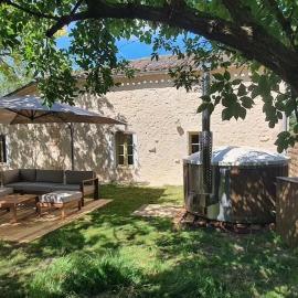 Maison de campagne avec bain nordique, hotel u gradu Monflanken