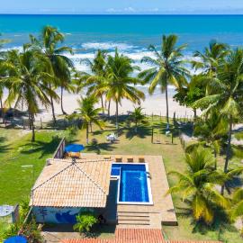 Casa completo com grande piscina sob coqueiros, pe na areia