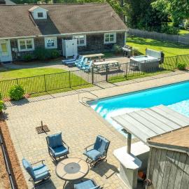 Sleeps 14 Home w Pool Great for Families, hotell i Harwich