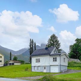2 Bedroom Lovely Home In Innfjorden, hotel in Innfjorden