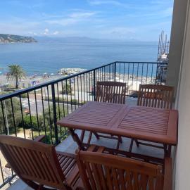 Appartamento con terrazza fronte mare, hotel Cogoletóban