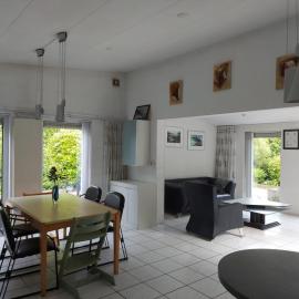 Summer house on quiet park close to beach, Hotel in Ouddorp