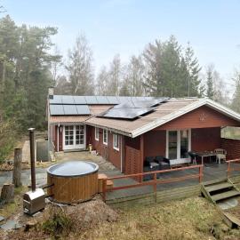 5 Bedroom Nice Home In Hadsund, hotel en Hadsund