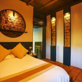 Tulou Herongzhuang Inn، فندق في Bajia