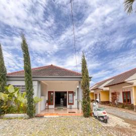 RedDoorz at Penginapan Garuda Batu, hotel i Punten