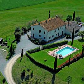 Modern Farmhouse in Pienza with Pool