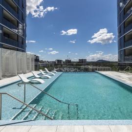 Lovely Sunny 2-bedroom Apartment with Pool and Gym, hotel in Phillip