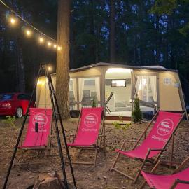 Caravana Juliana Hobby 545 z widokiem na Jezioro, hotel em Swaderki