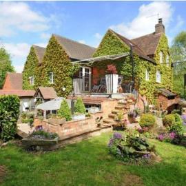 Corner House - Large country house next to marina