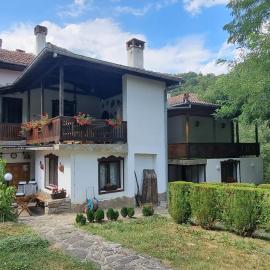Вила ХВОЙНА, hotel di Apriltsi