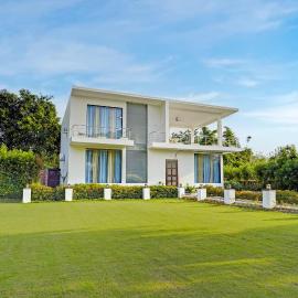 Manesar में, होटल Alaya Stays Tranquil Meadows 5 BHK Farmhouse with Private Pool Gazebo and Lush Garden