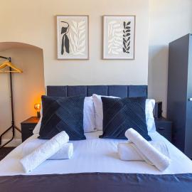 Wolverhampton 4 Bed home, Sleeps 7, Parking, hotel in Tettenhall