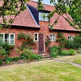 Locks Lane Cottage, hotel en Geldeston
