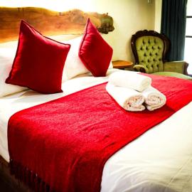 The Red Oak Guesthouse، فندق في تزانين