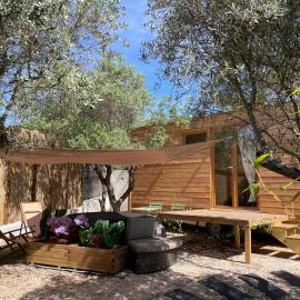 La Tiny House des Oliviers et son jacuzzi, готель у місті Мур'є
