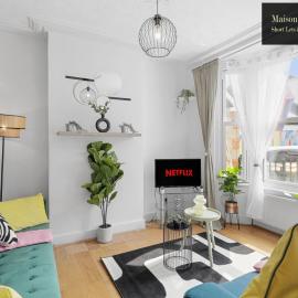 Spacious 2BR Apartment in Stratford Sleeps 6 Fast WiFi By Maison Christo Property