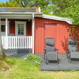 Awesome Home In Löttorp With Kitchen, hotel v destinaci Löttorp