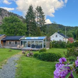 Lovely Home In Flekkefjord With Sauna, hotel di Flekkefjord