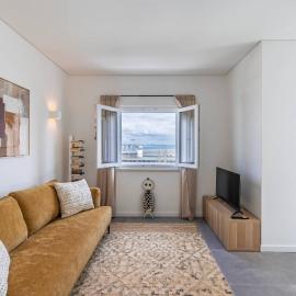 176 - Charming Riverview Apartment, viešbutis mieste Oeirašas