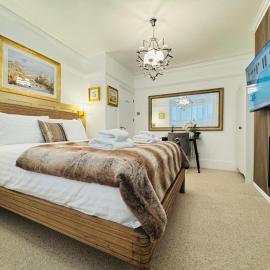 Luxury 2 Bed Designer Apartment & Garden