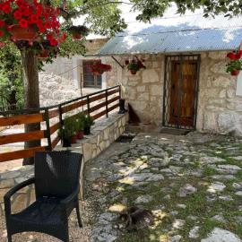 Ranch below Ostrog, hotel in Gornja Povija