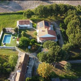 Na Quinta- alojamento rural com piscina de água salgada, hotel di Poceirão