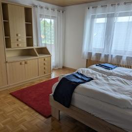 Ferienwohnung Gerstetten 85 qm - 2 Schlafzimmer - Küche mit großem Essbereich - Wohnzimmer - Balkon - Bad - ruhige Lage, hotel em Gerstetten