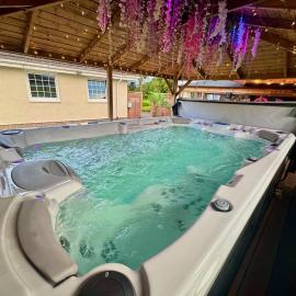 FINN VILLAGE "Mountain View Cottage" Private Garden, 9-seater HOT TUB, Firepit & Pizza Stove, ξενοδοχείο σε Drymen