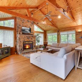 Arrowhead Lodge Walk to Lake & Private Dock: Pocono Lake şehrinde bir otel