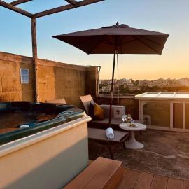 Mohba Townhouse - Private Roof Top Splash Pool - Not heated -, ξενοδοχείο σε Xagħra