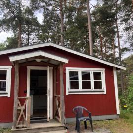 Bredsands camping och bad- Bredsandsstugor, готель у місті Енчепінґ