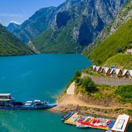 5 Stinet, hotel a Koman