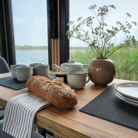 Houseboat SeeSea Mazury - Domek na wodzie Bogaczewo k Giżycka, hotel v destinácii Bogaczewo