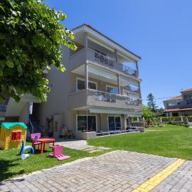 By the Sea Apartments-studios, hotel a Siviri