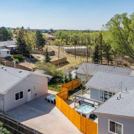 Parkside Estate House & Cottage w 2 Hot Tubs, hotell sihtkohas Monument