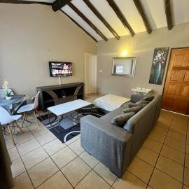 Exquisite cottage in Doringkloof, hotel di Centurion