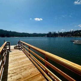 Lewis Cabin - Boat Dock - Lake Front - Sleeps 12, hotel in Bass Lake