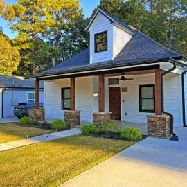 A Cabin in the City with a 5 Star Lush Backyard, hotel sa Atlanta