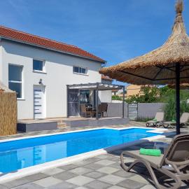 Gorgeous Home In Rastane Donje