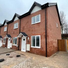 3 Bedroom New House Sleeps 5 with FREE Parking&WiFi -D