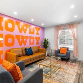 Ladybird Pink Palace SoCo Dream Townhome!, hotel in Austin