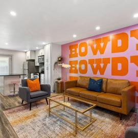 Ladybird Pink Palace SoCo Dream Townhome!, hotell i Austin