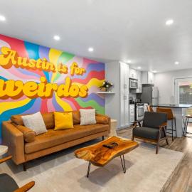 Groovy Townhouse near SoCo, отель в Остине