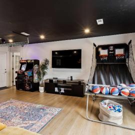 Charming 3-Bedroom - Hot Tub & Game Room, hotel in Vermilion